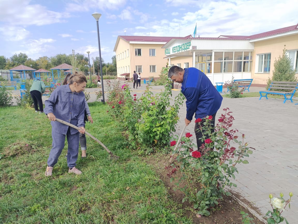 "Тарас негізгі орта мектебі,мектепке дейінгі шағын орталығымен" коммуналдық мемлекеттік мекемесі Ақсу ауданы әкімінің 2023 жылғы 28 ақпандағы 50 қаулысын орындау мақсатында  ,Тарас мектебі ауласында сенбілік тазарту жұмыстары жүргізілді.